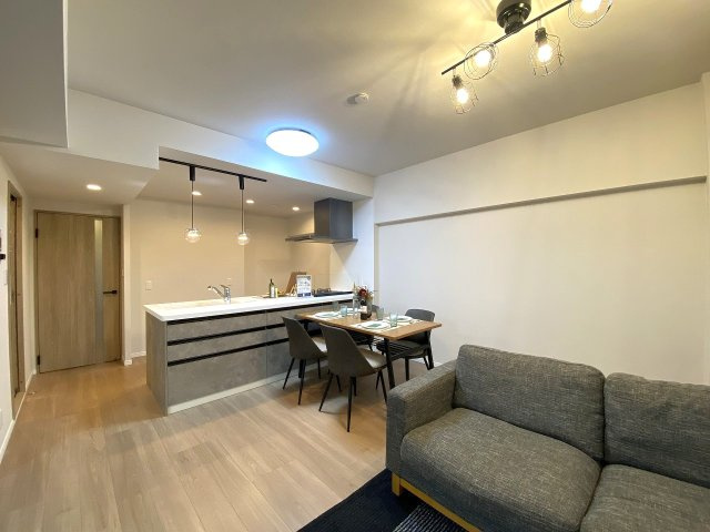 レジデンシャル西新井グランコートの居間・リビング|リビング全体を見渡せる開放感ある空間設計です。家族の会話が自然と弾む落ち着いた雰囲気となっており、毎日の暮らしをあたたかく彩る魅力的な住空間が広がっています。