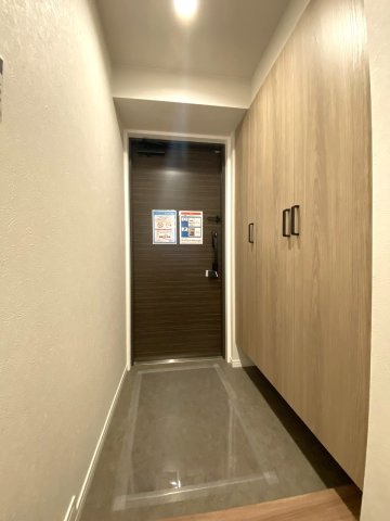 レジデンシャル西新井グランコートの玄関|落ち着いた雰囲気で住まいの顔となる綺麗な玄関スペースです。シューズボックスを備えており、ご家族全員の靴をすっきりと整理整頓して気持ちよくお客様を迎えられます。