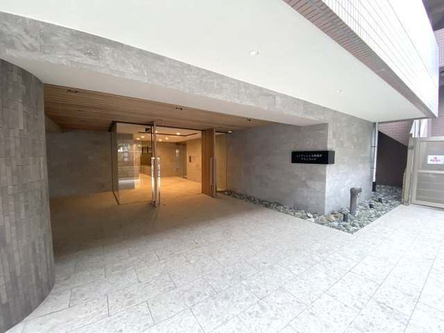 レジデンシャル西新井グランコート|住まう方や訪れる方を優しく迎え入れる、清潔感にあふれたエントランスアプローチです。綺麗に手入れが行き届いたアプローチ部分からは管理体制の良さが窺え、毎日の行き来を気持ちよくサポートしてくれます。
