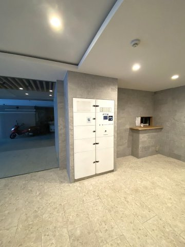 レジデンシャル西新井グランコートの設備|不在時でも24時間荷物の受け取りができる便利な宅配ボックスを設置しております。お仕事や外出で忙しい日でも配達時間を気にせず荷物を受け取れるため、日々の暮らしの利便性が格段に向上する嬉しい設備です。