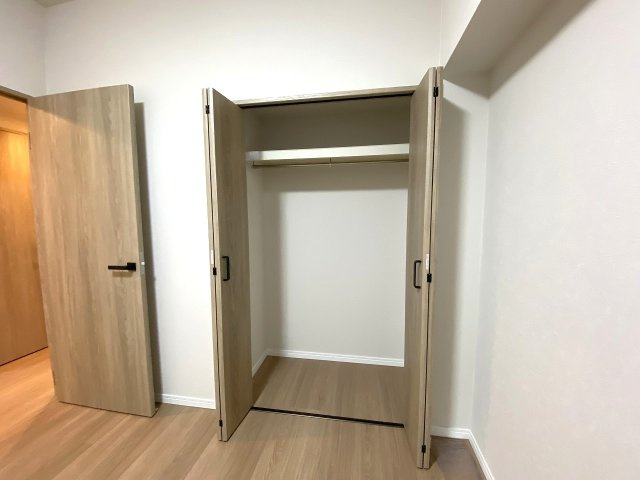 レジデンシャル西新井グランコートの収納|間取り図左上の洋室5.8帖に完備された収納スペースです。お召し物や日用品をしっかり収めることができ、居住空間に無駄な家具を置かずにゆったりとお使いいただけます。