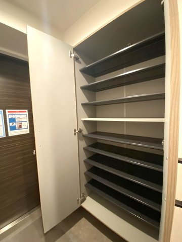 レジデンシャル西新井グランコートの収納|玄関脇に備え付けられた使い勝手の良いシューズボックスです。ご家族全員の靴をすっきりと収納することができ、いつでも清潔感のある美しい玄関空間を維持することが可能です。