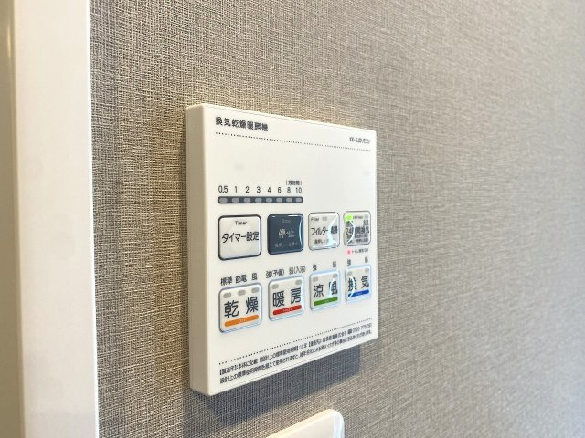 レジデンシャル西新井グランコートの冷暖房・空調設備|雨の日や夜間のお洗濯にも大変便利な浴室換気乾燥機を完備しております。カビの発生を抑えて浴室を清潔に保つだけでなく、寒い季節のヒートショック対策としても重宝します。