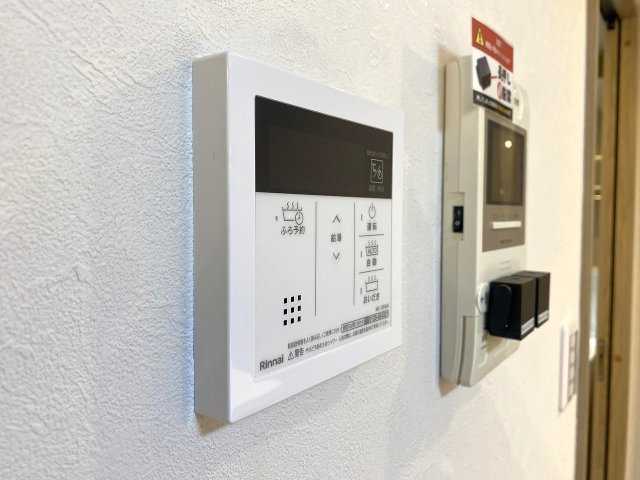 レジデンシャル西新井グランコートの発電・温水設備|いつでも温かいお湯に浸かれる便利な追い焚き機能付き給湯パネルです。生活リズムの異なるご家族でも、ボタン一つでお好みの適温に温め直すことができるため大変便利です。