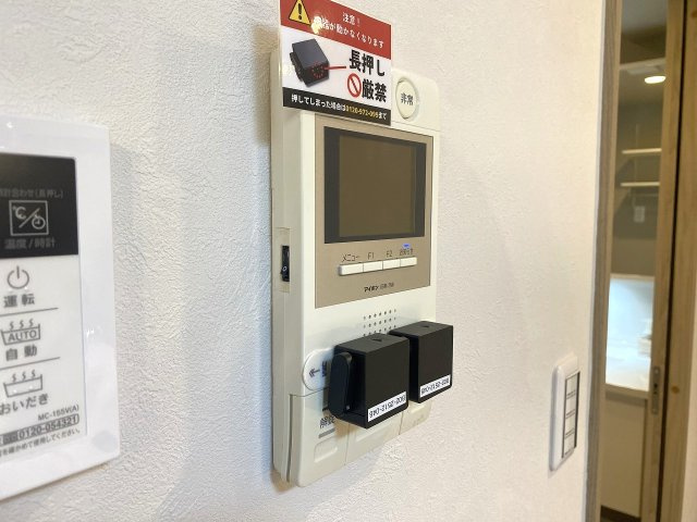 レジデンシャル西新井グランコートのセキュリティ|訪問者の顔を室内からしっかり確認できるTVモニター付きインターホンです。防犯性に優れており、不審者の侵入を防ぎながらお子様の留守番時や夜間の対応も安心に行っていただけます。