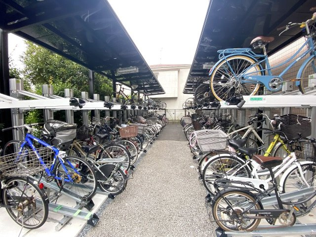 レジデンシャル西新井グランコートの駐輪場|屋根付きで雨の日でも安心して自転車を保管できる駐輪場スペースです。毎日の通勤・通学やお買い物に自転車を利用される方にも大変便利な共用設備がしっかりと整っています。