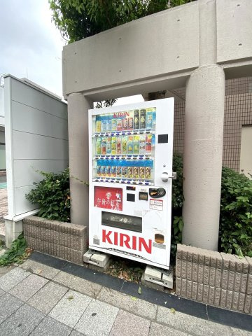 レジデンシャル西新井グランコートのその他共用部分|敷地内に清涼飲料水の自動販売機が設置されています。敷地を出ることなく、喉が渇いた際や喉を潤したい時にいつでも手軽に飲み物を購入できる利便性の高さが嬉しいポイントです。