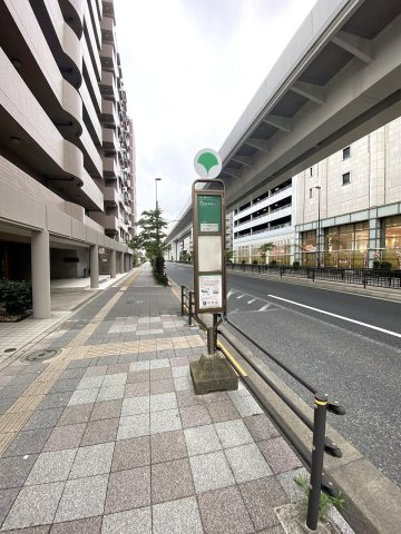 レジデンシャル西新井グランコートの設備|マンションの目の前には「日暮里駅」行きのバス停がございます。駅までのアクセスが非常にスムーズで、雨の日の通勤・通学やお出かけの際にも大変便利にご利用いただけます。