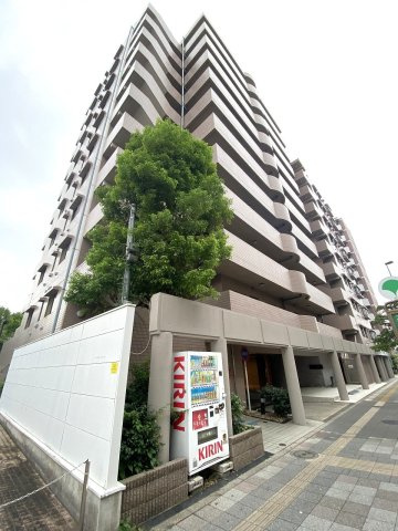 レジデンシャル西新井グランコートの外観|日暮里・舎人ライナー「谷在家」駅徒歩3分の好立地に佇む外観です。きれいに維持管理された建物やアプローチからは管理体制の良さがしっかり感じられ、安心してお過ごしいただけます。
