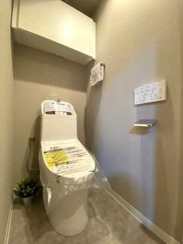レジデンシャル西新井グランコートのトイレ|衛生面や快適性に優れたウォシュレット機能付きトイレへ新規交換済みです。手入れがしやすいデザインで常に清潔な状態を保ちやすく、毎日心地よくご使用いただける安心空間です。