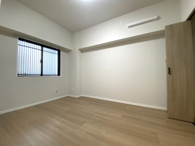 レジデンシャル西新井グランコートの寝室|間取り図右上に位置する洋室6.1帖のお部屋です。クローゼットが完備されており、ベッドやデスクを配置して落ち着いた主寝室やプライベート空間としてゆったりとお過ごしいただけます。