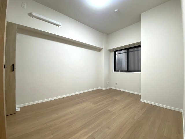 レジデンシャル西新井グランコートの子供部屋|間取り図左上に位置する洋室5.8帖のお部屋です。限られたスペースを効率よく有効活用できるレイアウトで、お子様のお部屋や集中できるワークスペースに大変おすすめです。