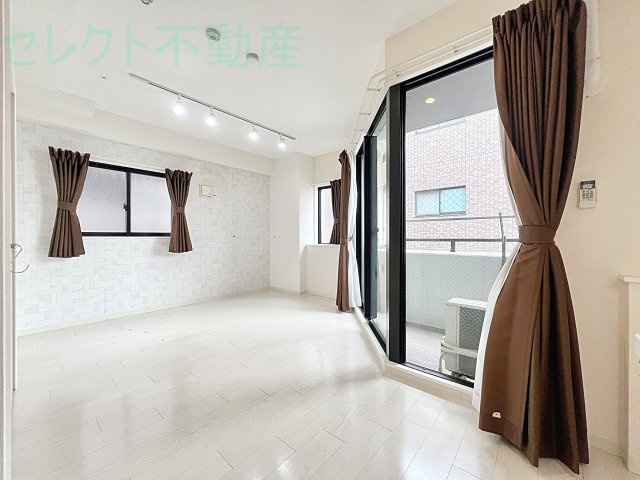 GRANDUKE東別院creaの居間・リビング