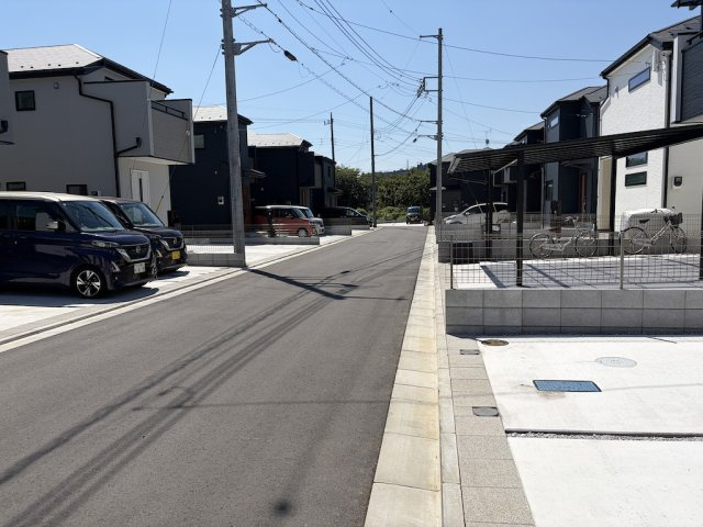 あきる野伊奈第10の前面道路含む現地写真|前面道路は幅員にゆとりがあり車庫入れもスムーズ。見通しが良く防犯面も安心です。