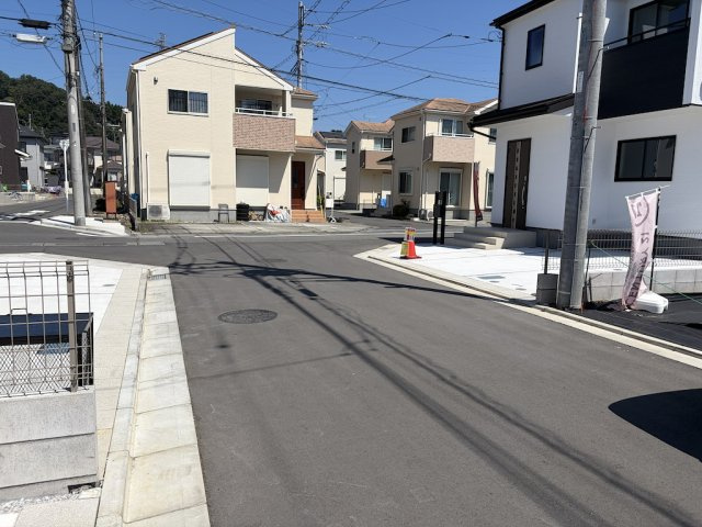 あきる野伊奈第10の前面道路含む現地写真|前面道路は幅員にゆとりがあり車庫入れもスムーズ。見通しが良く防犯面も安心です。