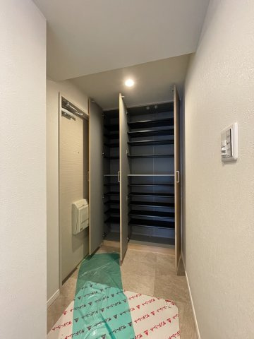 コンツェルトパーク祇園駅前弐番館の玄関|ご家族の靴をしっかり収納できる充実の玄関収納が備わっています！