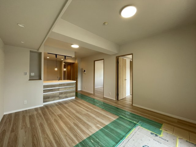 コンツェルトパーク祇園駅前弐番館の居間・リビング|お料理をしながら家族とのコミュニケーションが取れる対面式キッチンです！

