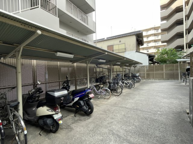 コンツェルトパーク祇園駅前弐番館のその他|駐輪場には、自転車やバイクがきれいに整列して停められています！
