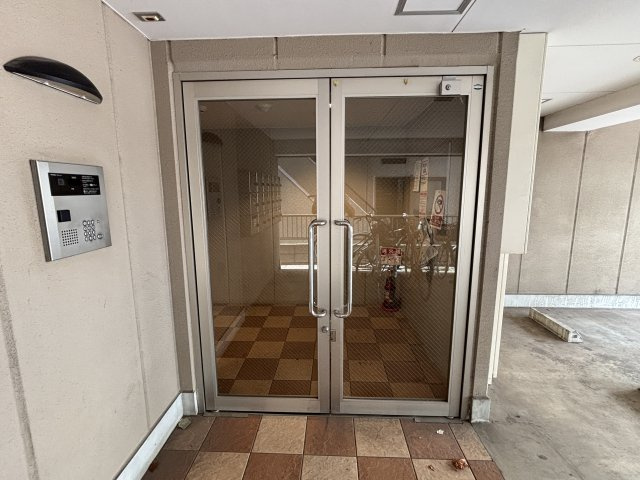 ウィステリア新田町のエントランス