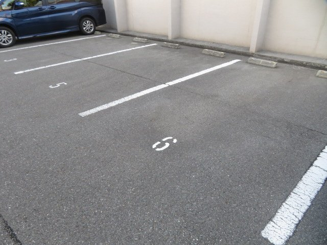 姫路市五軒邸３丁目のハイツの駐車場