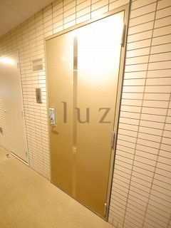 グランドガーラ横濱万世町の玄関