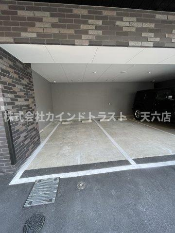 プレサンスロジェ大阪南森町の駐車場|車をお持ちの方に嬉しい駐車場付きの物件です