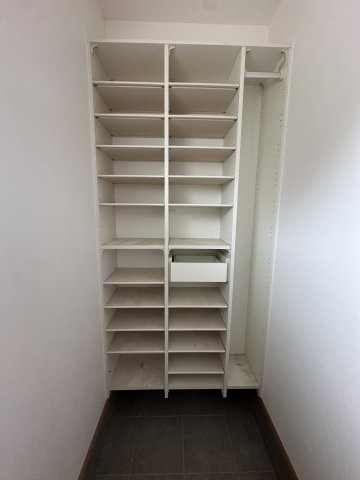 大戸三丁目貸家の収納|広々SIC付き！靴だけでなく、アウトドア用品などの収納にも◎