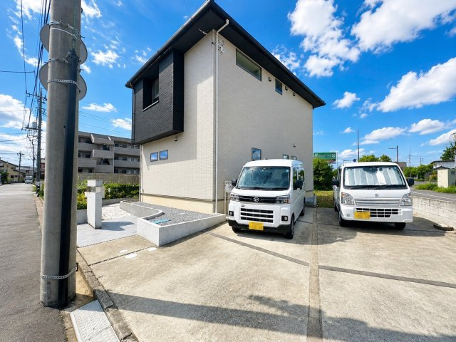 大戸三丁目貸家の駐車場|駐車スペース1台分
※右側の車両スペースはご利用いただけません