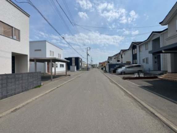 星置3条1丁目　一戸建ての前面道路含む現地写真|前面道路幅員8m