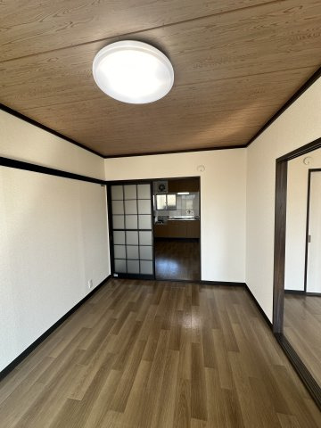 ハイツ東新C棟の居間・リビング