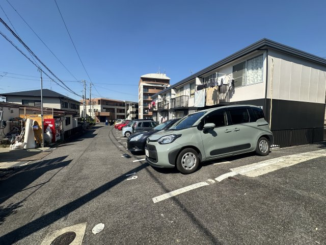 ハイツ東新C棟の駐車場
