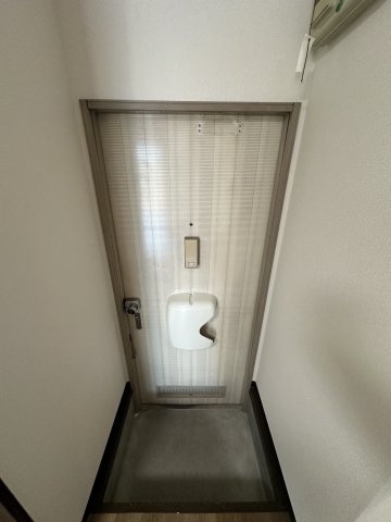 ハイツ東新C棟の玄関