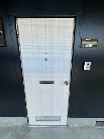 ハイツ東新C棟の玄関