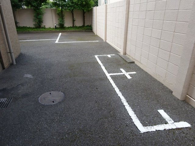 ルーブル都立大学の駐車場