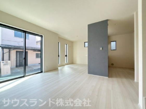 八王子市元横山町第1期 新築戸建ての居間・リビング|お料理中もリビングにいるご家族と会話が弾む対面式のカウンターキッチンです！手元を隠せるカウンター仕様のため生活感を程よくカバーでき、隣接する棚は調理器具や食材の保管にも便利に活用できます。