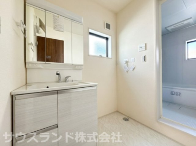 八王子市元横山町第1期 新築戸建ての独立洗面台|大きな三面鏡を備えた清潔感のある独立洗面化粧台です！鏡の裏側や足元には豊富な収納スペースがあり、洗面用具や日用品を綺麗に整理できます。身支度がスムーズに行える明るく広々とした洗面空間です。