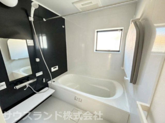 八王子市元横山町第1期 新築戸建ての浴室|スタイリッシュなアクセントパネルが印象的な清潔感あふれる浴室です！広々とした浴槽で1日の疲れをゆったりと癒すことができ、小窓が付いているため使用後の換気やお手入れも手軽に行えて便利です。