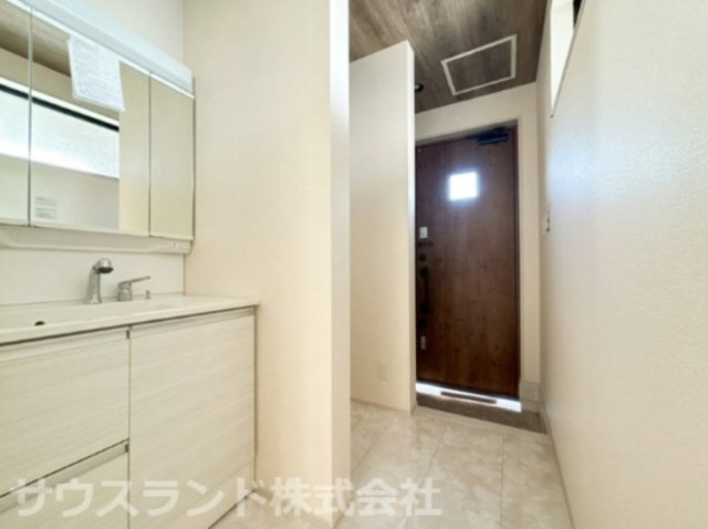 八王子市元横山町第1期 新築戸建てのその他|洗面室と玄関周りをつなぐ機能的な動線設計が魅力です！外出から帰宅してすぐに手洗いやうがいが行えるため、手洗いの習慣化もしやすく、お部屋の中に汚れを持ち込まない衛生的な暮らしを叶えます。