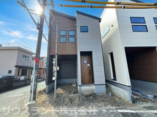 八王子市元横山町第1期 新築戸建ての外観|スタイリッシュな斜め屋根の外観デザインです！落ち着いた色合いのモダンな外壁が印象的な戸建て住宅です。お車を駐車できるスペースも備えており、毎日の買い物や休日のお出かけにもスムーズに出発できますよ。