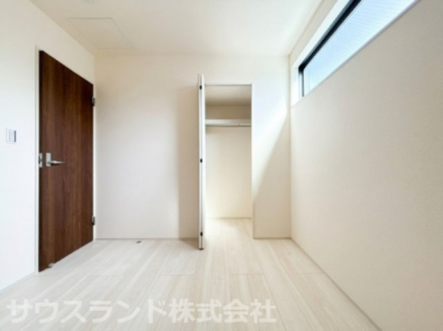 八王子市元横山町第1期 新築戸建ての洋室|クローゼットを備えた明るくシンプルなデザインの洋室です！奥行きがあり家具の配置もしやすいため、子ども部屋や書斎、ベッドルームなど、生活スタイルや用途に合わせてフレキシブルに活用できます。