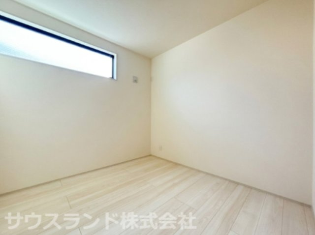 八王子市元横山町第1期 新築戸建ての洋室|横長のすべり出し窓から柔らかな光が入る落ち着いた洋室です！家具の配置を邪魔しない高窓設計のため、壁面を有効活用してベッドやデスクをスッキリと配置でき、プライベートな時間も心地よく過ごせます。