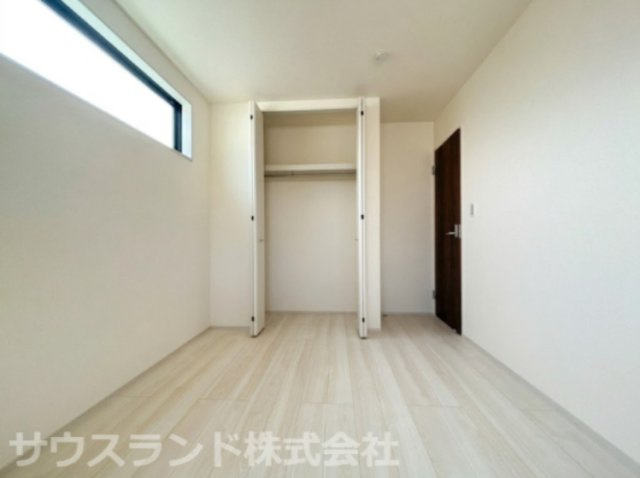 八王子市元横山町第1期 新築戸建ての洋室|オープンタイプのクローゼットを備えた使い勝手の良い洋室です！服の出し入れや整理整頓がスムーズに行えるため、毎朝の身支度も効率的になります。子ども部屋や書斎など多様な目的にご活用いただけます。