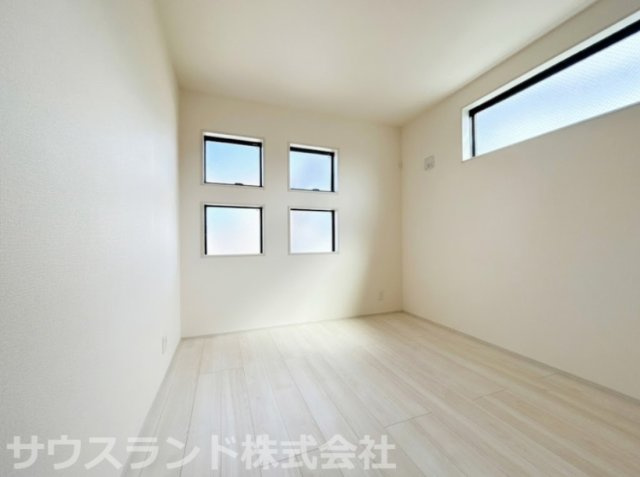 八王子市元横山町第1期 新築戸建ての洋室|四角い小窓と横長の高窓が印象的なデザイン性の高い洋室です！採光を確保しながらも外からの視線が気になりにくいため、ベッドルームやリモートワーク用の書斎としても集中して心地よくお使いいただけます。