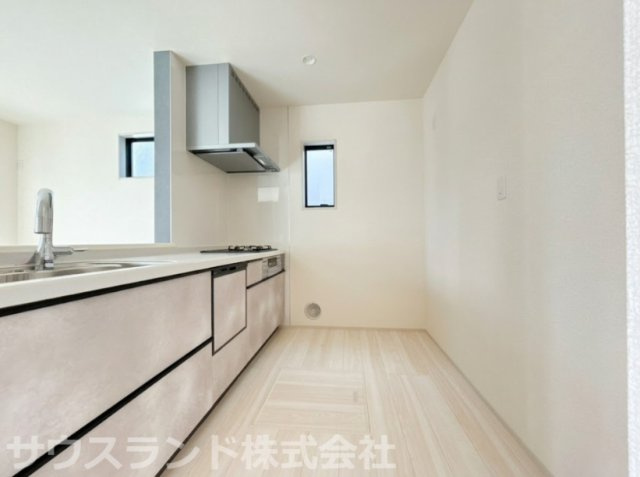 八王子市元横山町第1期 新築戸建てのキッチン|通路幅にゆとりがあり行き来がスムーズなキッチンスペースです！背面に冷蔵庫やカップボードを置くスペースもしっかり確保されており、ご家族での調理や毎日の食事準備が効率よく快適に行えます。