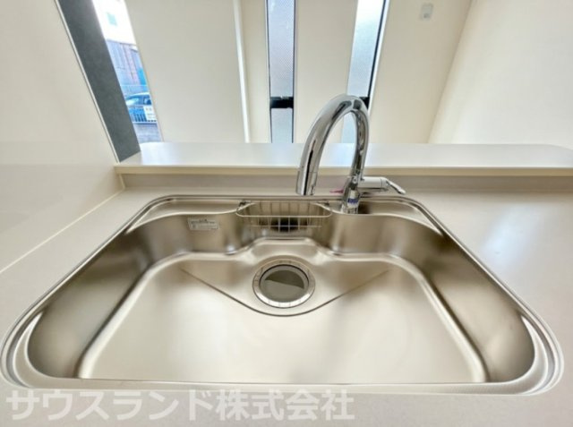 八王子市元横山町第1期 新築戸建てのキッチン|大きめの鍋やフライパンもスムーズに洗える広々としたステンレスシンクです！静音性にも配慮されたつくりになっており、水はね音を抑えてリビングのご家族との会話やテレビの音を遮らずにお手入れできます。