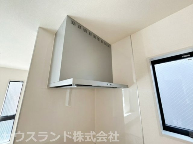 八王子市元横山町第1期 新築戸建てのキッチン|手入れのしやすいレンジフードと小窓を備えた清潔感のあるキッチンです！調理中の油煙や臭いをサッと吸気し、小窓を開ければ自然換気も簡単に行えるため、いつでも爽やかな空気のなかでお料理を楽しめます。