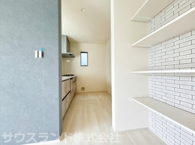 八王子市元横山町第1期 新築戸建てのキッチン|壁一面に可動棚を備えた利便性の高いキッチン空間です！調味料や非常食のストック、キッチン家電などを綺麗に整理整頓でき、棚の高さを自由に変えられるため無駄なく効率的に収納スペースを活用できます。