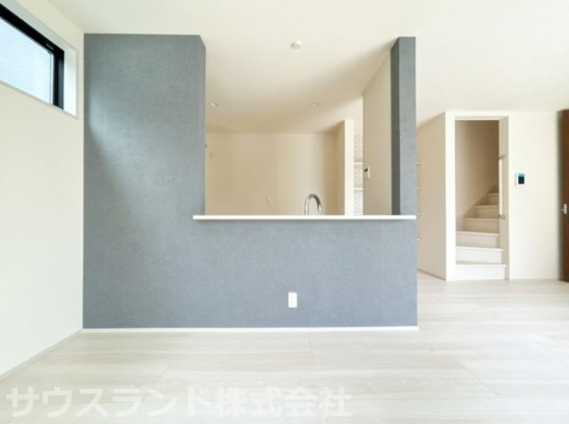 八王子市元横山町第1期 新築戸建てのキッチン|アクセント壁がお洒落なダイニングキッチンです！手元を隠せるカウンター仕様のため生活感を抑えられ、階段へ続く動線が見渡せる設計によりご家族の移動や触れ合いも自然に感じられます。