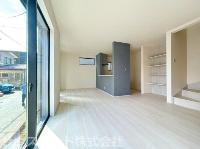 八王子市元横山町第1期 新築戸建ての居間・リビング|大きな窓からあたたかな陽光が差し込む広々としたリビングダイニングです！対面式キッチンからはお部屋全体が見渡せるため、調理中もご家族との会話を楽しみながら安心して快適にお過ごしいただけます