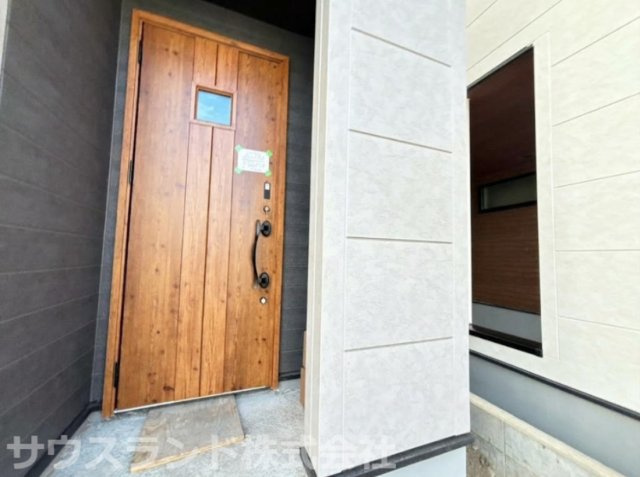八王子市元横山町第1期 新築戸建ての玄関|雨の日でも濡れずに落ち着いて鍵の出し入れや荷物の整理ができる庇（ひさし）付きのアプローチです！ベビーカーの移動や傘の開閉も慌てず行えるため、天候を気にせず快適にお出かけいただけます。
